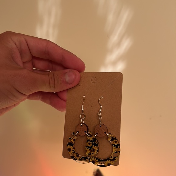 NWT Handmade Circular Dangle Wooden and Acrylic  Floral Sunflower Earring - Picture 5 of 6